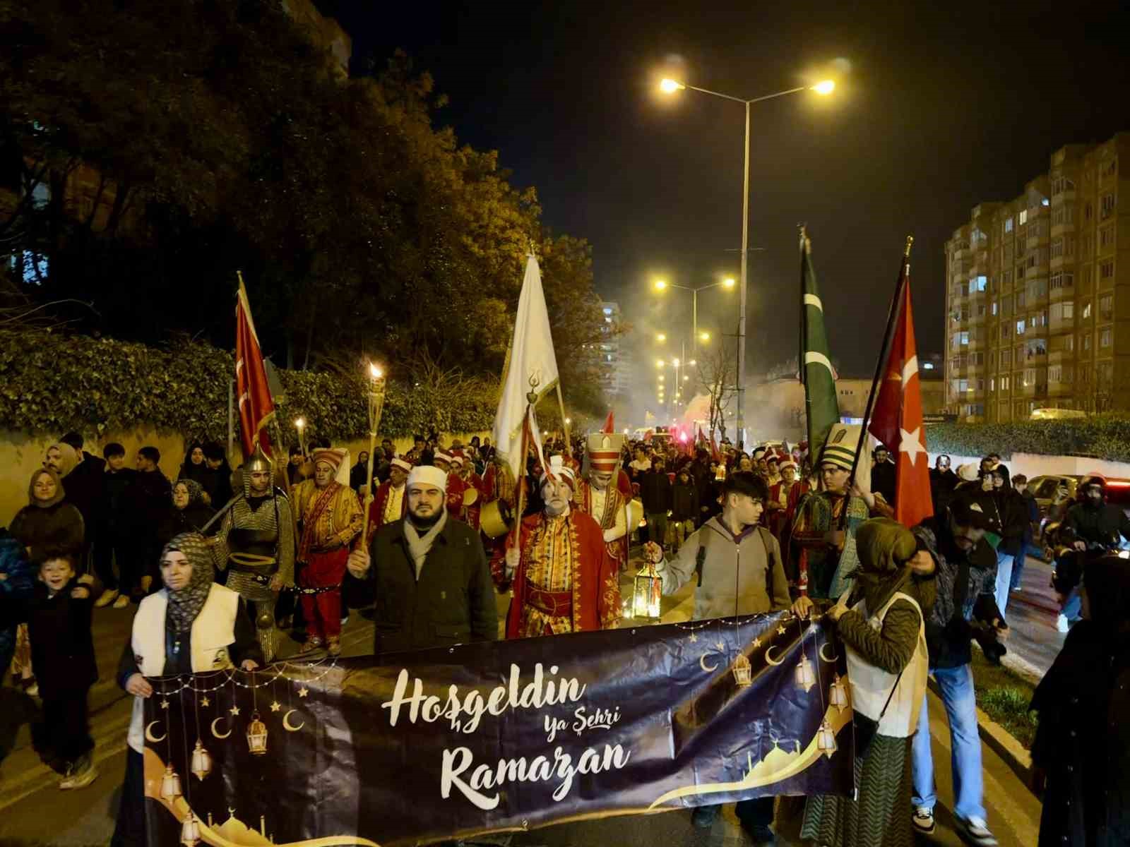 Beylikdüzü’nde Ramazan Coşkusu: Yüzlerce Kişilik Fener Alayı Düzenlendi