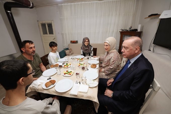 Cumhurbaşkanı Erdoğan, iftarda Kayacık ailesinin misafiri oldu