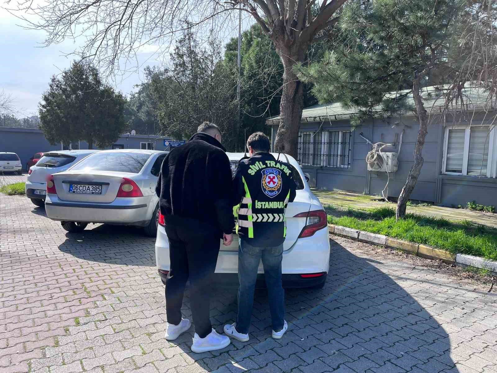 Esenyurt’ta yol verme tartışmasında araçtan inen sürücü ve yolcuya para cezası