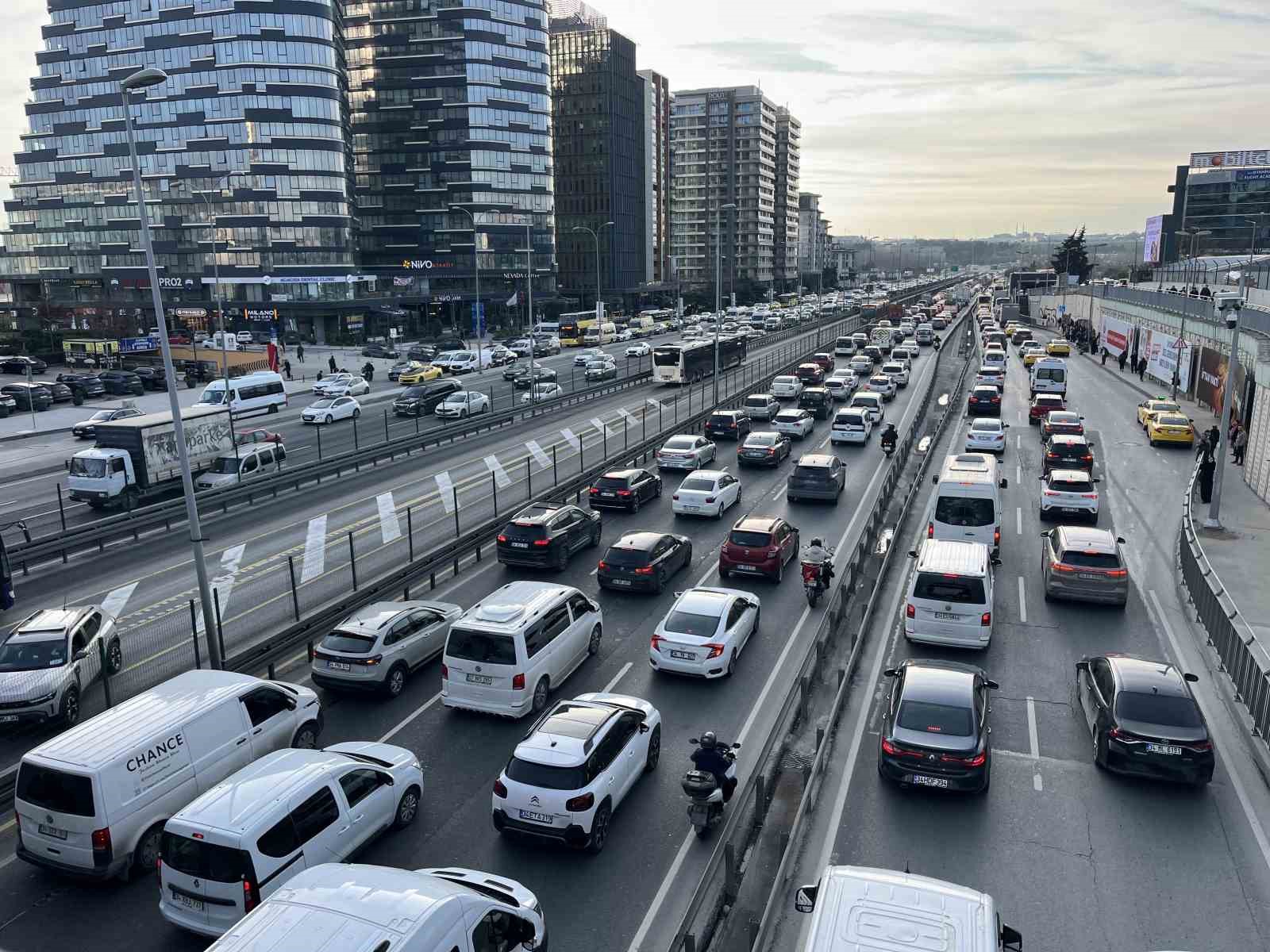İstanbul’da iftar öncesi trafik yoğunluğu yüzde 81’e çıktı