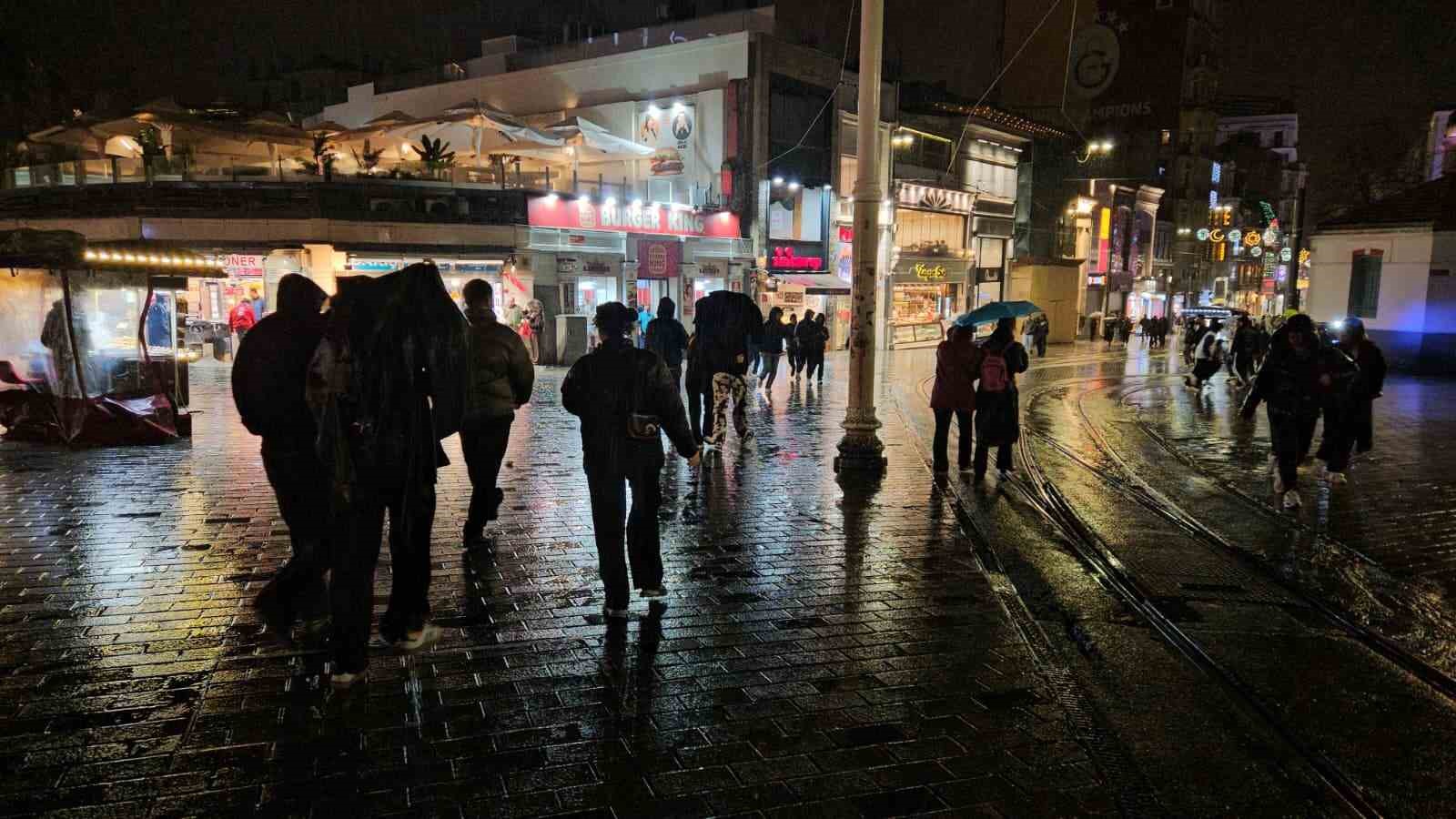 İstanbul’da sağanak yağış etkili oluyor