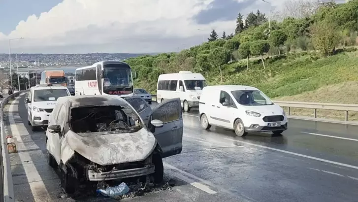 Büyükçekmece’de Seyir Halindeki Araç Alev Alev Yandı! Sürücü Aracını Bırakıp Hastaneye Koştu
