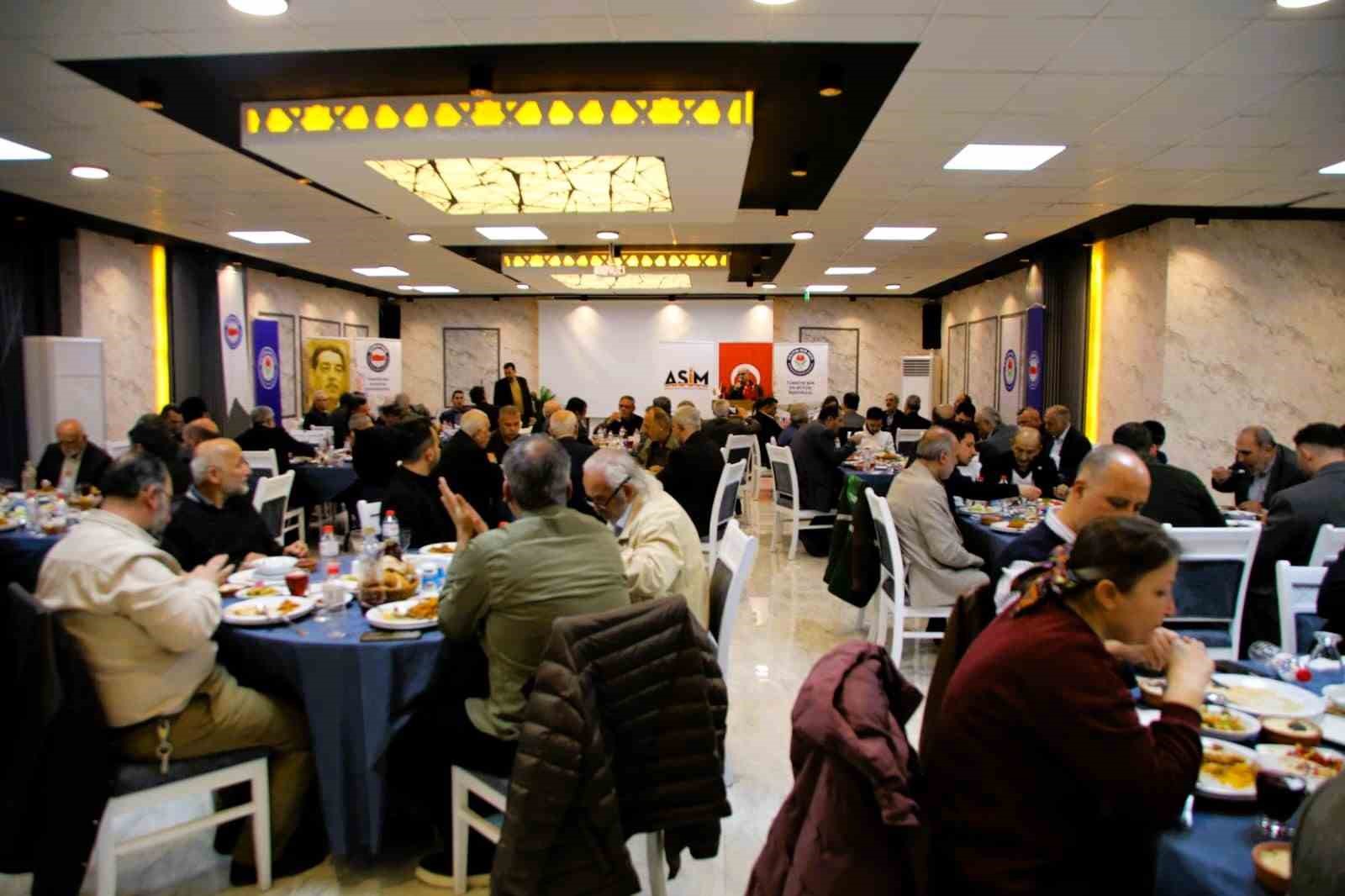 Adana’da sivil toplum ve eğitim camiası iftarda buluştu