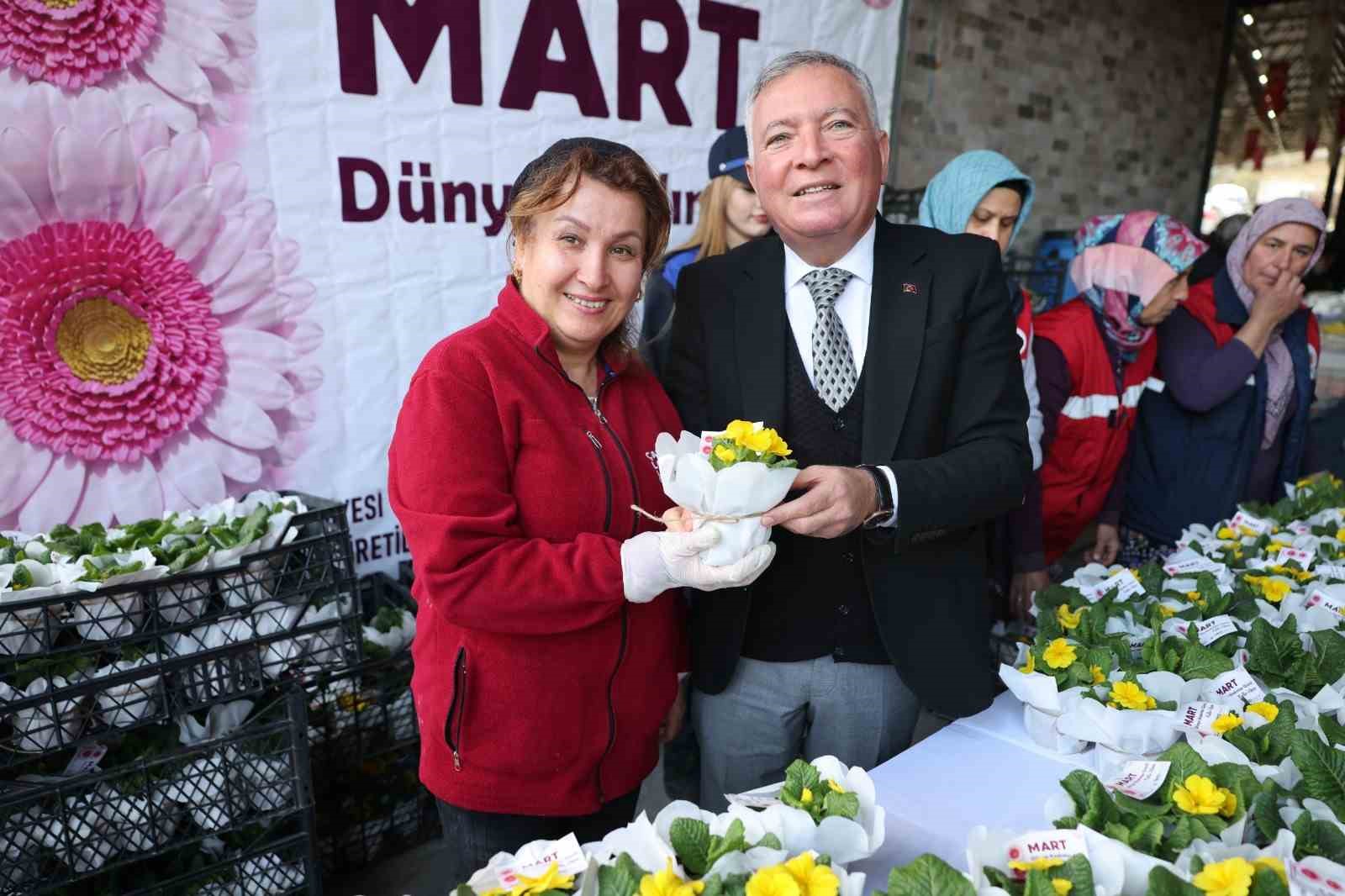 Honaz Tohum Merkezinde yetiştirilen çiçekler kadınlara hediye edildi