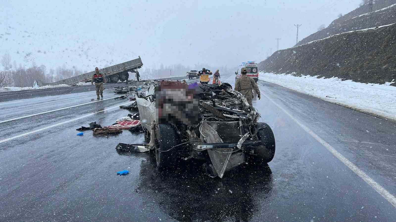 Tatvan’da feci kaza: 2 ölü, 5 yaralı