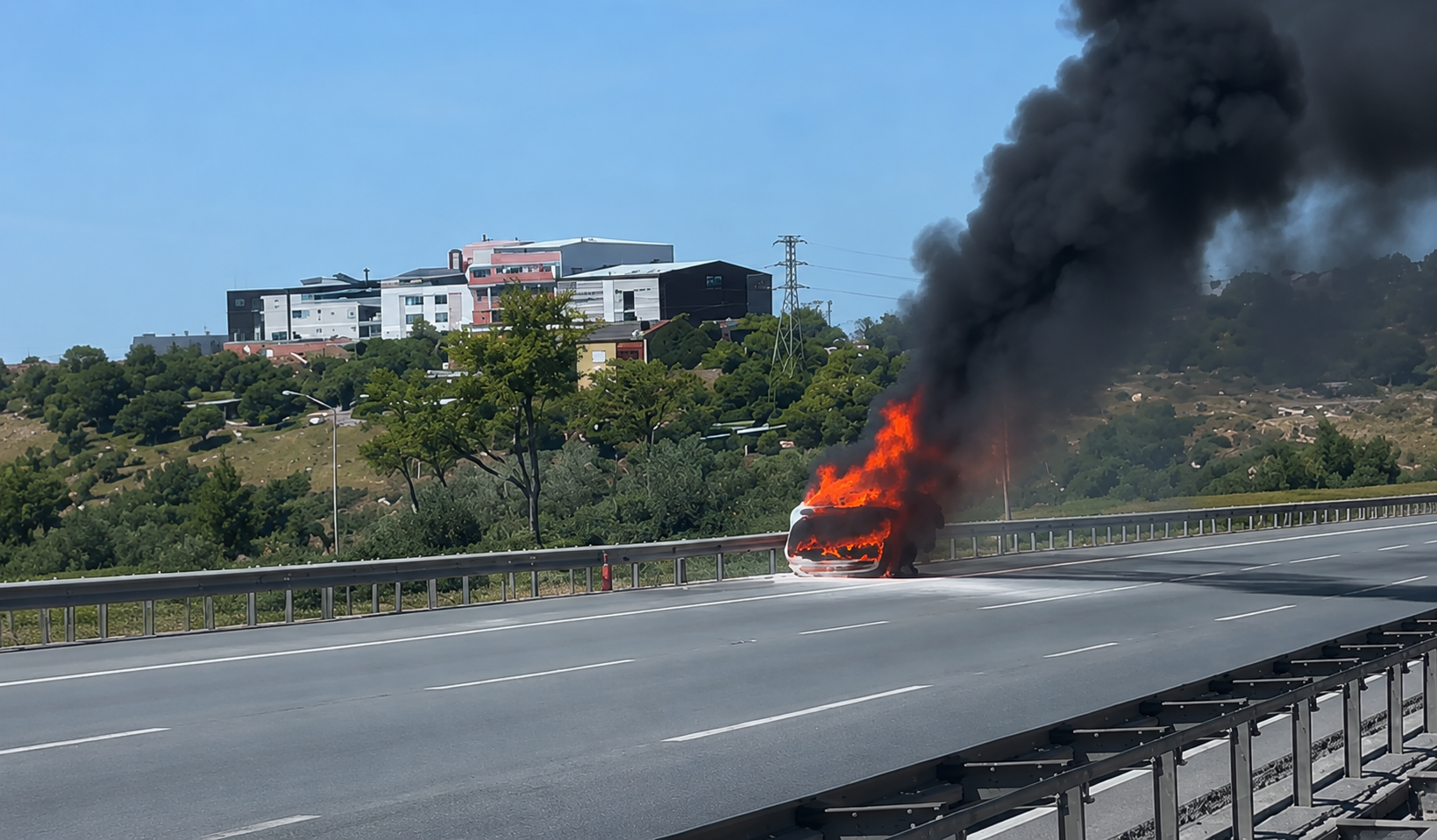 TEM Otoyolu’nda Korku Dolu Anlar: Seyir Halindeki Araç Alevlere Teslim Oldu