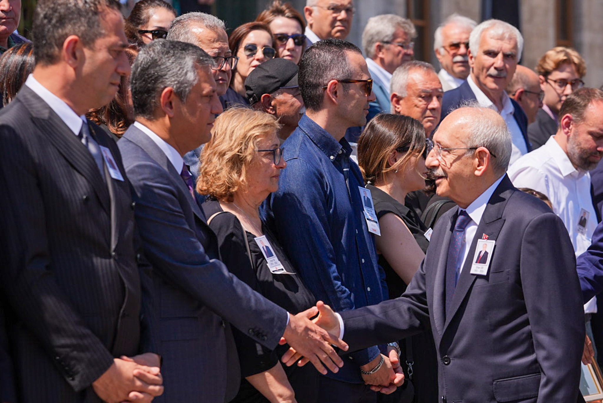 CHP’de Dikkat Çeken Kare: Özgür Özel ile Kemal Kılıçdaroğlu Tokalaştı