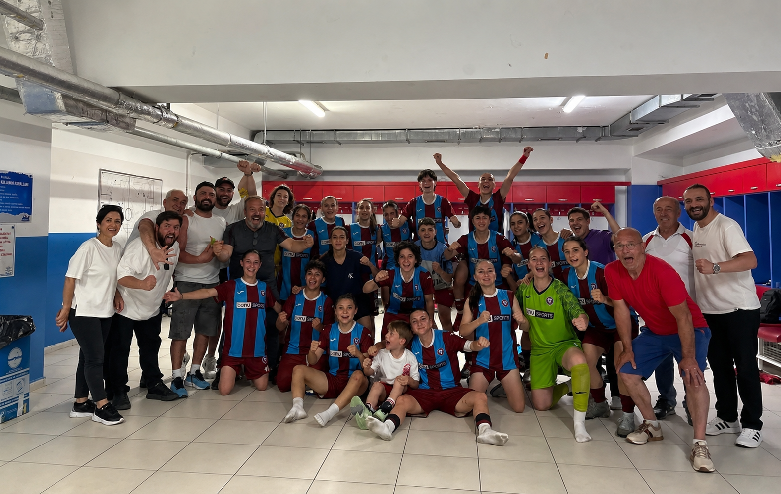 BÜYÜKÇEKMECE’NİN ALTIN KIZLARI FARKA KOŞTU: 6-1