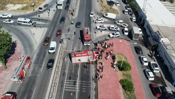 Büyükçekmece’de İtfaiye Aracı Devrildi: 3 İtfaiye Eri Yaralandı