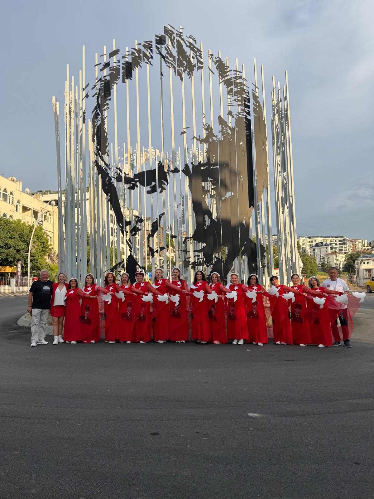 Ay Yıldızlı Kostümlerle Festivalin Gözdesi Oldular