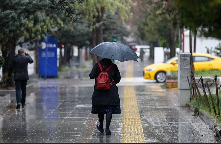 İstanbul Yağmura Teslim Oldu! Batı İlçelerinde Caddeler Göle Döndü