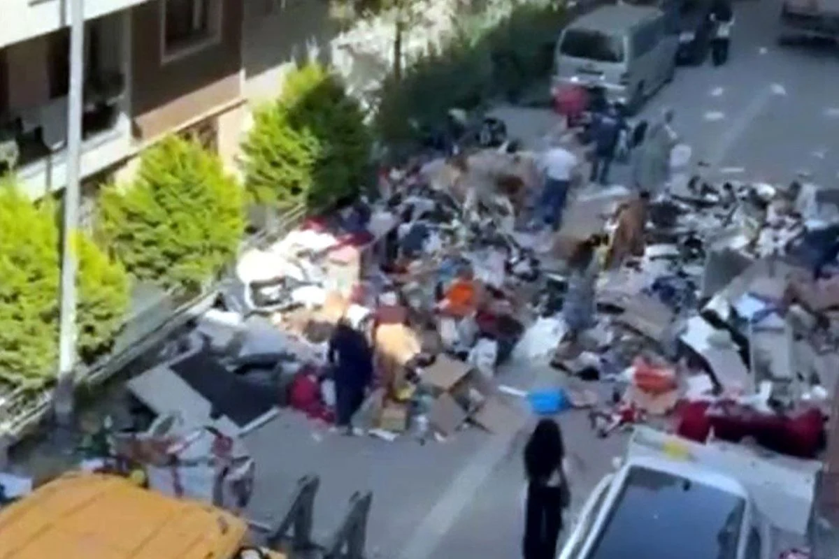 7 AYDIR KİRA ALAMAYAN EV SAHİBİ ÇİLİNGİRLE EVE GİRDİ: EŞYALARI SOKAĞA ÇIKARDI
