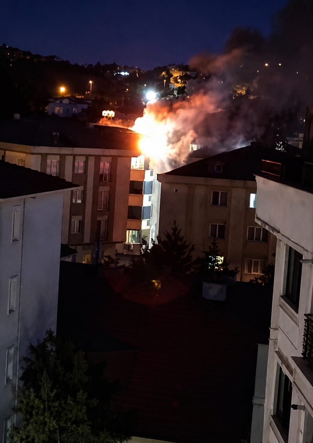 ATATÜRK MAHALLESİ’NDE ÇATI KATI YANGINI KORKUTTU