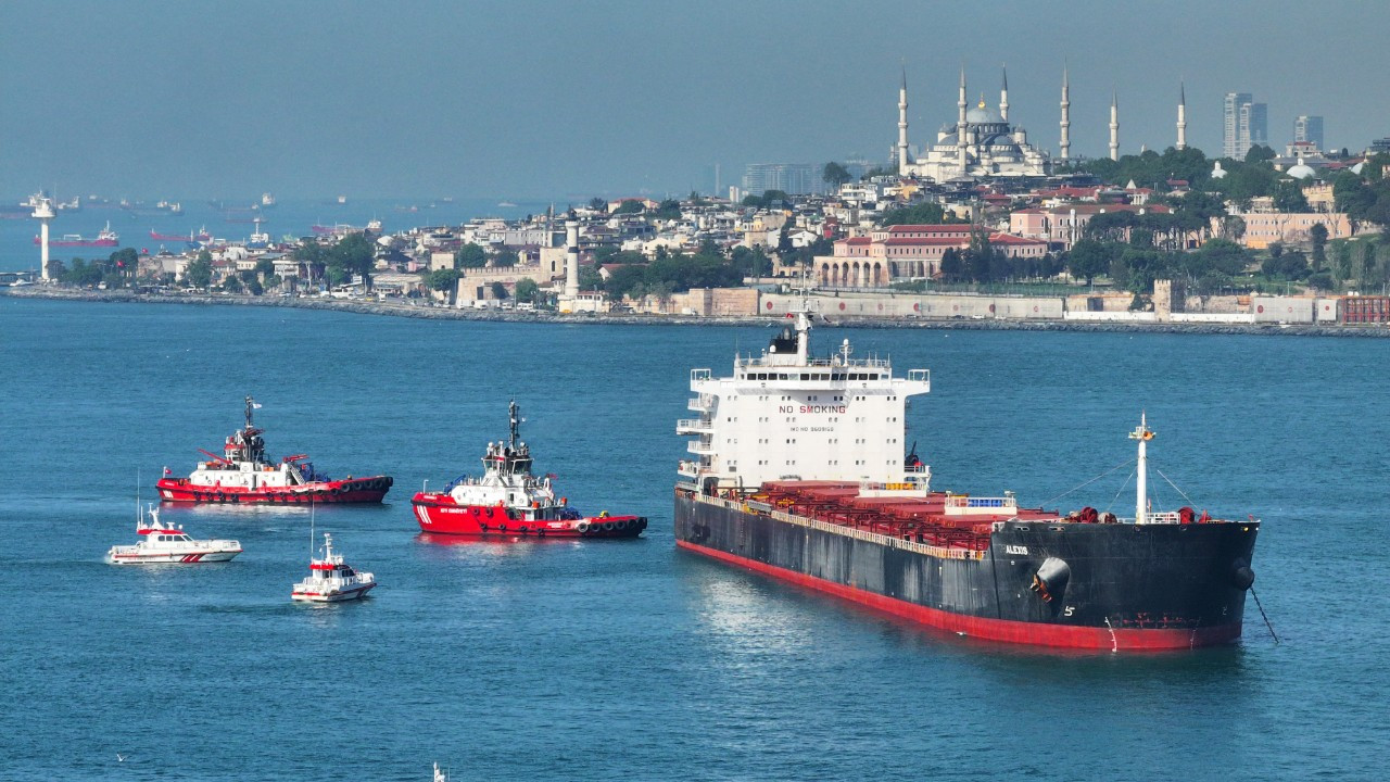 İSTANBUL BOĞAZI’NDA GEMİ TRAFİĞİ ÇİFT YÖNLÜ DURDURULDU