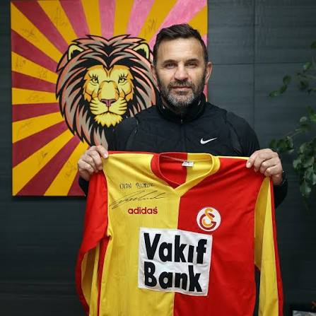 BÜYÜKÇEKMECE SARI-KIRMIZIYA BÜRÜNDÜ: ŞAMPİYON GALATASARAY’IN BAYRAĞI GÖNDERE ÇEKİLDİ