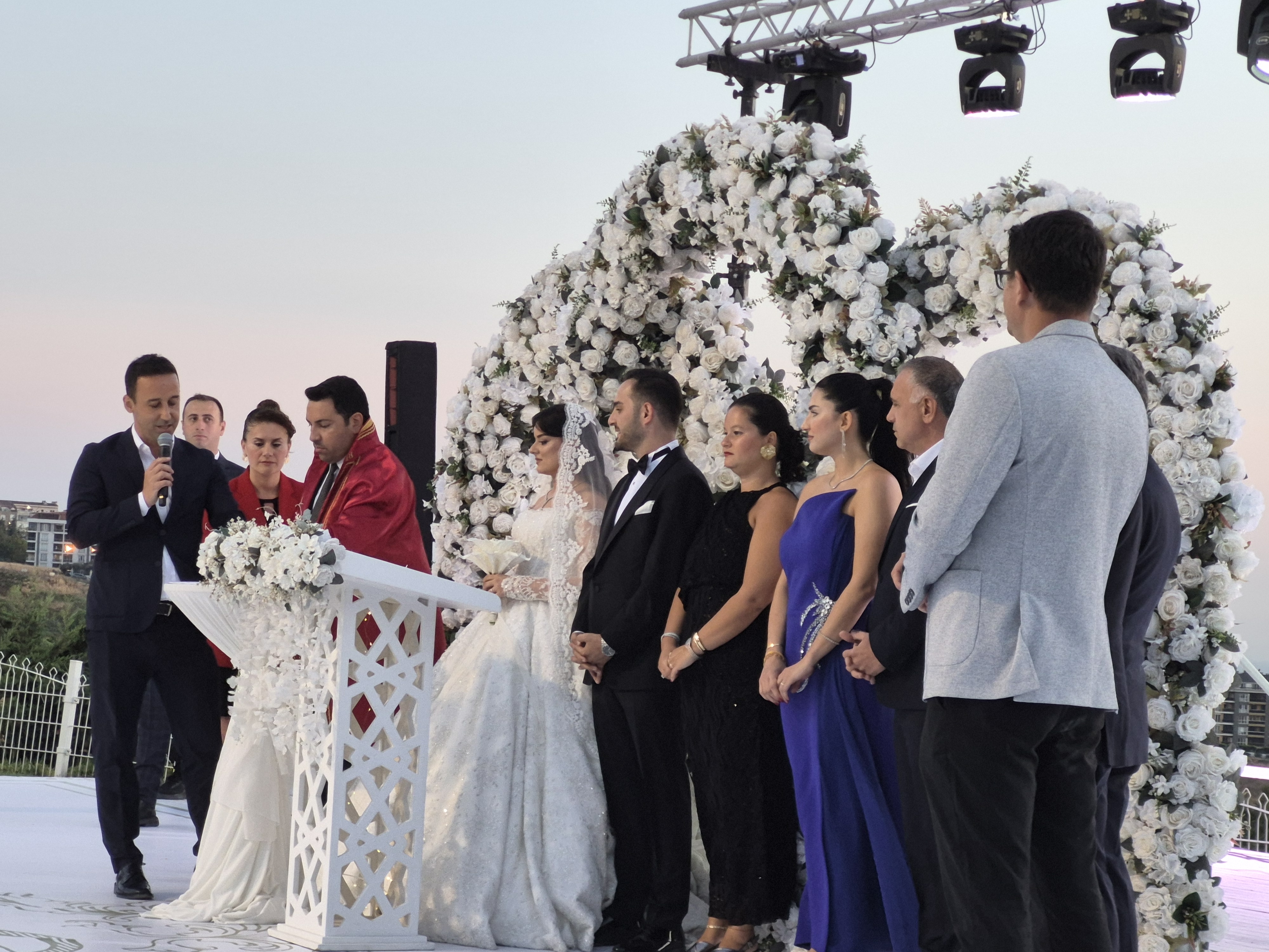 BÜYÜKÇEKMECE BELEDİYESİ’NDE MUTLU GÜN: EMRE ÖZER İLE BUSE ERDİK EVLENDİ