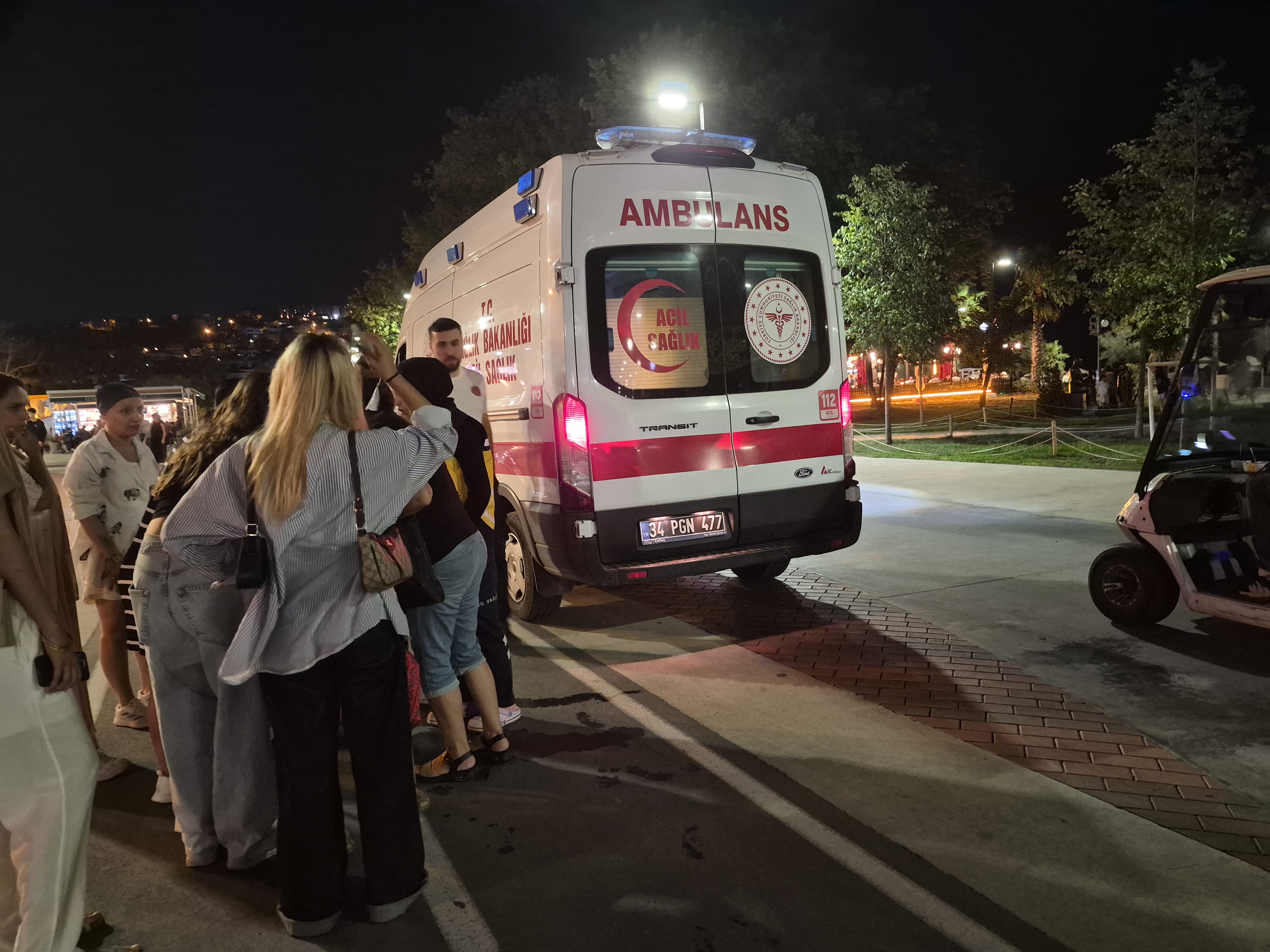 Büyükçekmece sahilinde scooter kazası sonrası olay yerine gelen ambulans ve ekipler