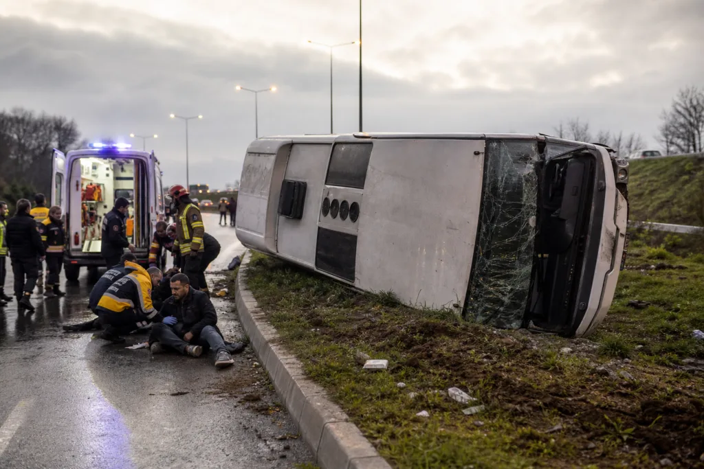 Büyükçekmece servis kazası: 18 kişi yaralandı