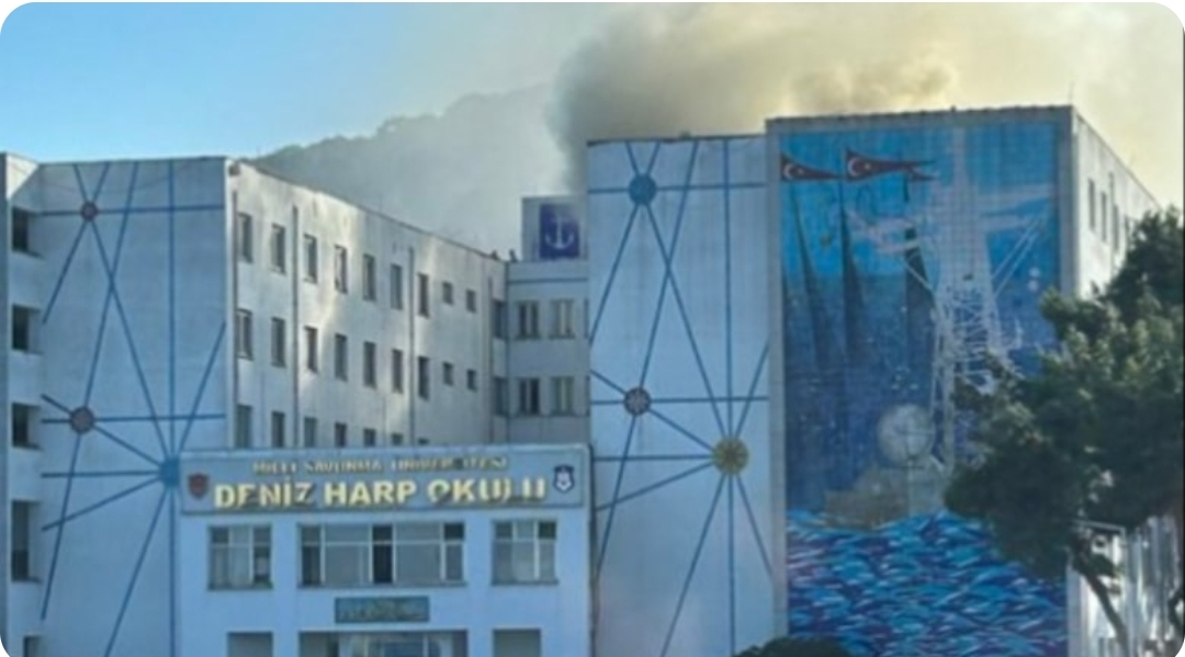 Heybeliada’da Deniz Harp Okulu’nda Çatı Yangını Paniği