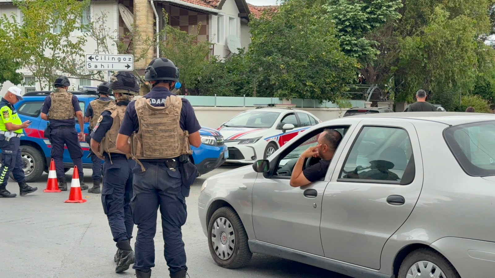 ÇATALCA’DA SİLAHLI GERİLİM: EVE KAPANAN ŞÜPHELİ İKİ GÜNDÜR TESLİM OLMUYOR