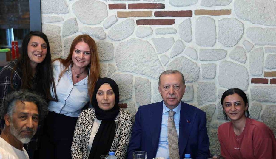Cumhurbaşkanı ERDOĞAN Çengelköy’de Esnaf ve Vatandaşlarla Buluştu