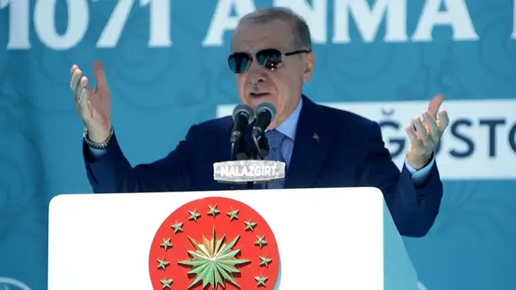 ERDOĞAN’DAN MALAZGİRT’TE DİKKAT ÇEKEN MESAJ: “BÖLGEMİZDE TARİH YENİDEN YAZILIYOR”