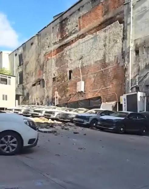 KAĞITHANE’DE DUVAR SIFIR ARAÇLARIN ÜZERİNE ÇÖKTÜ: ZARARIN 30 MİLYON LİRA OLDUĞU BELİRTİLDİ