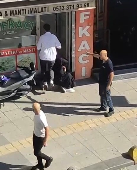 GAZİOSMANPAŞA’DA EŞİNİ SİLAHLA AĞIR YARALADI, İŞ YERİNE GİRİP SİLAHI BAŞINA DAYADI