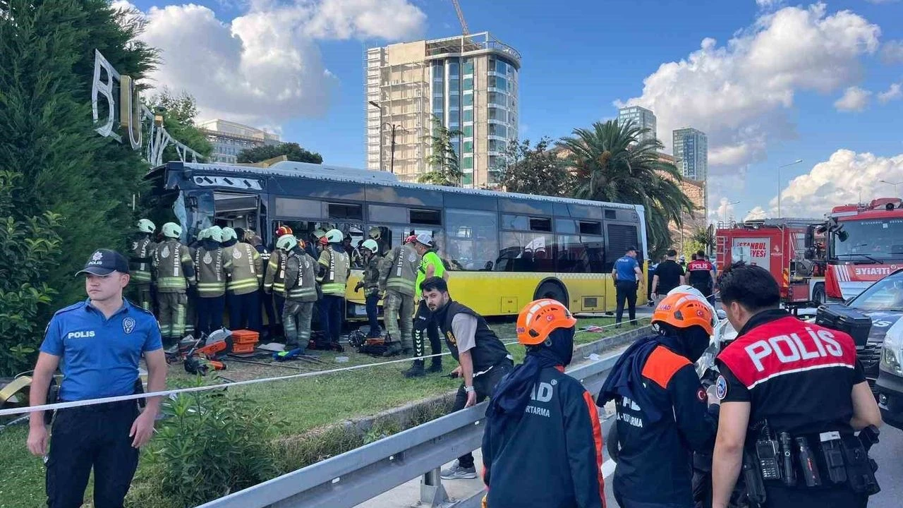 Zeytinburnu’nda İETT otobüsü duvara çarptı: 1 ölü, 17 yaralı