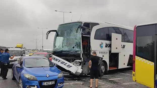 İSTANBUL’DA OTOBÜS KAZASI: ŞEHİRLERARASI YOLCU OTOBÜSÜ İETT OTOBÜSÜNE ÇARPTI