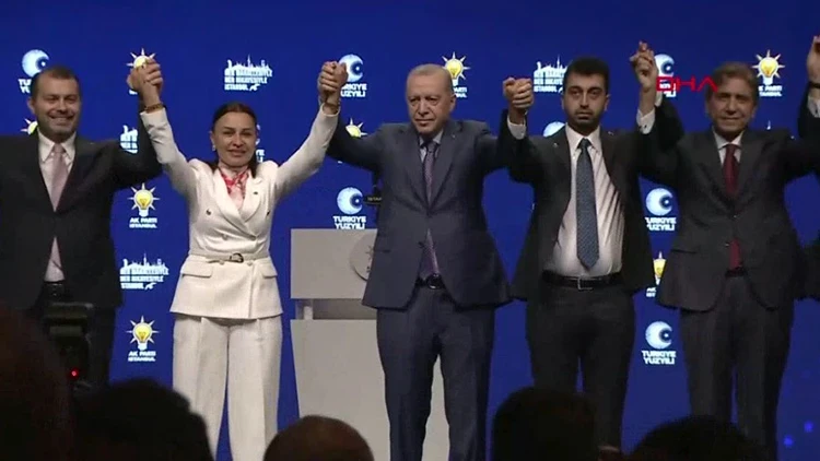 İSTANBUL’DA 3 BELEDİYE BAŞKANI AK PARTİ’YE KATILDI, ROZETLERİNİ CUMHURBAŞKANI ERDOĞAN TAKTI
