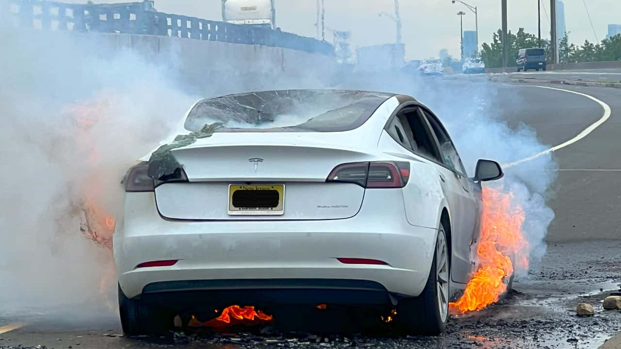 ELEKTRİKLİ OTOMOBİL YANGINLARI: RİSK DÜŞÜK, MÜDAHALE DAHA ZOR