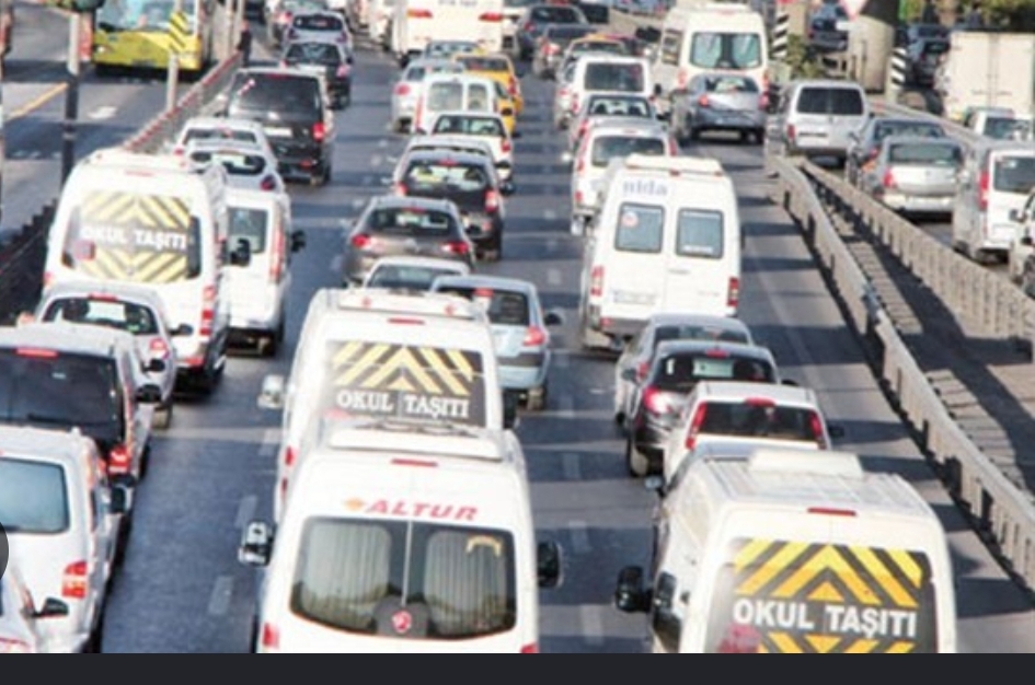 OKULLAR AÇILDI, MİMAROBA’DA TRAFİK KİLİTLENDİ!