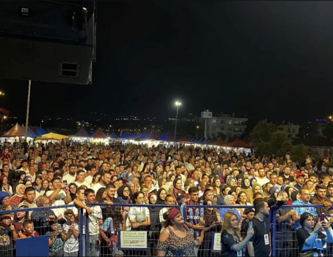Büyükçekmece Kadırga Şenliği’nde Ömer Necmi Yıldız ve katılımcılar Karadeniz kültürü buluşmasında