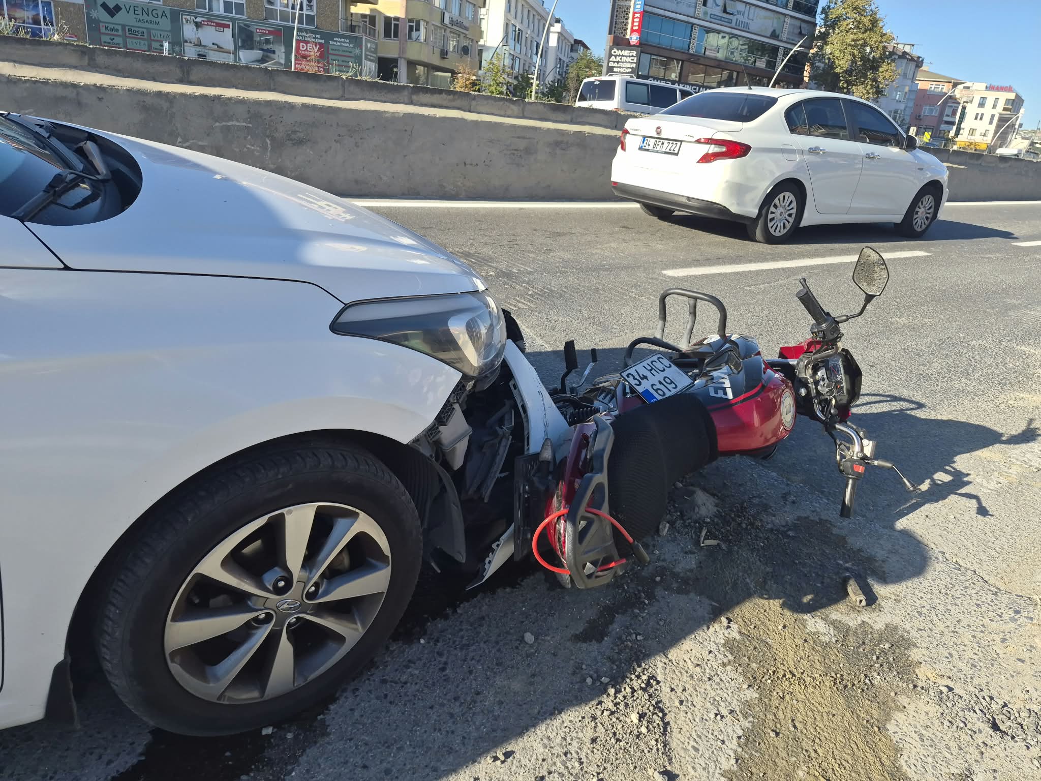 Büyükçekmece'de motosiklet kazası sonrası Rıza Küçükoğlupaşa Caddesi ile Komando Sokak köşesine gelen polis ve sağlık ekipleri