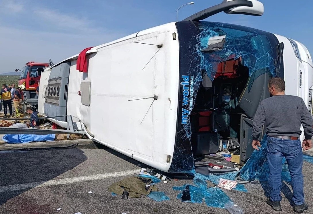 Akhisar otobüs kazası: 11 kişi öldü, 27 kişi yaralandı