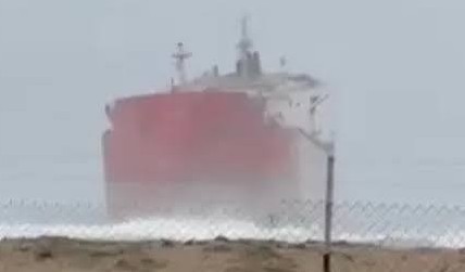 Çatalca’da gemi karaya oturdu: 183 metrelik tanker kıyıda