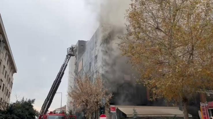 Kadıköy bina yangını: 8 katlı binada tahliye çalışması